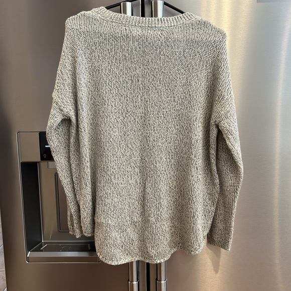 Dex sweater, longer in back, v-neck. - Picture 2 of 3